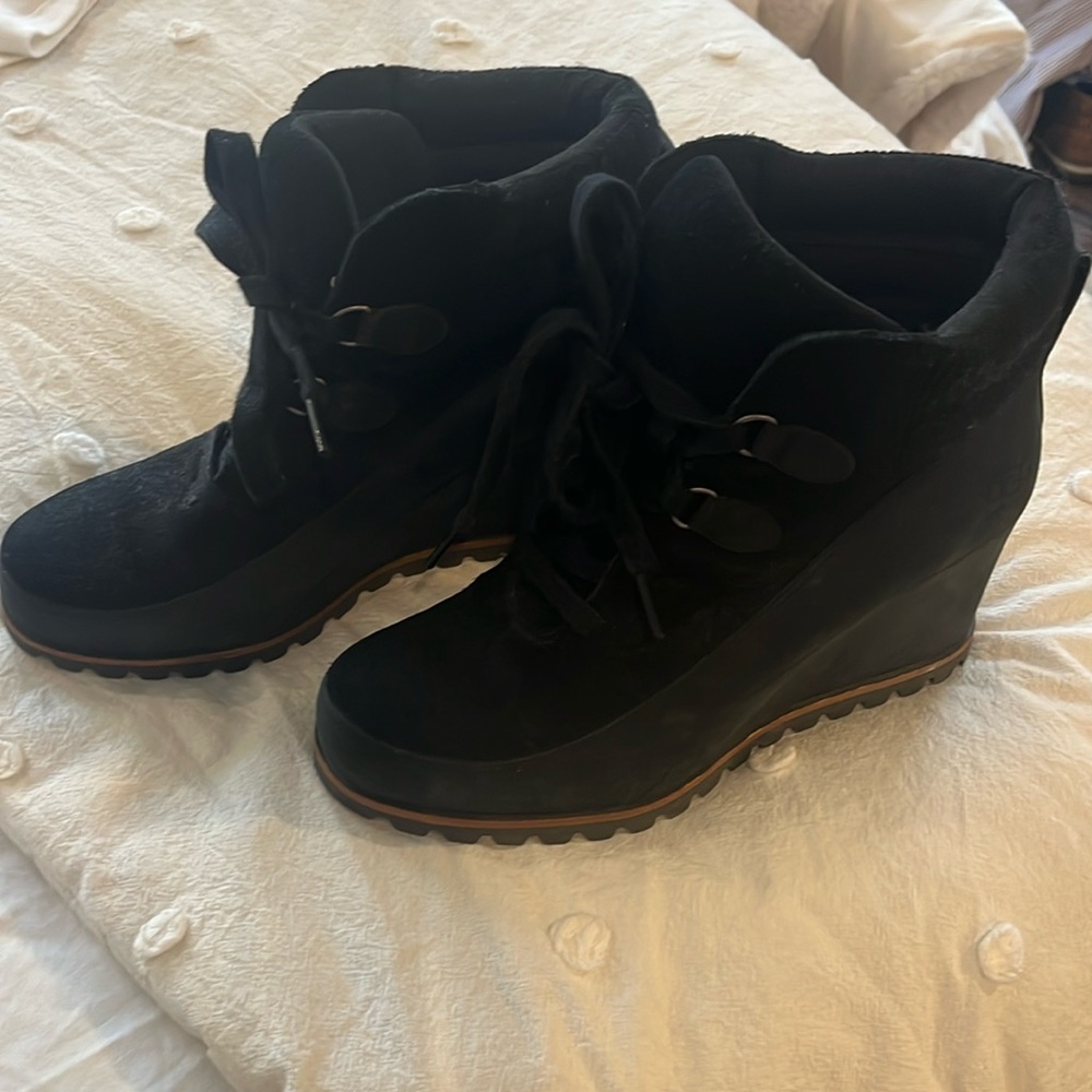 UGGS black lace up wedge bootie size 8.5